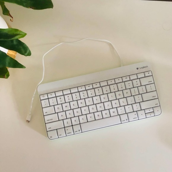 Logitech Tablets & Accessories New Logitech White Green Apple